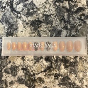 Static brand reusable pop-on manicure